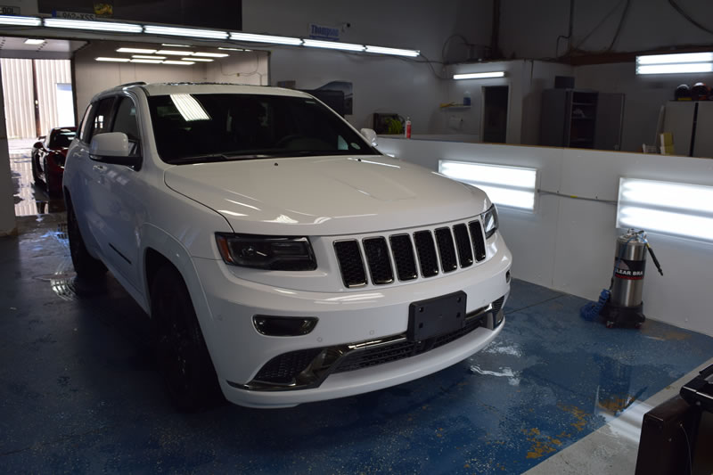 White Jeep Grand Cherokee 2016