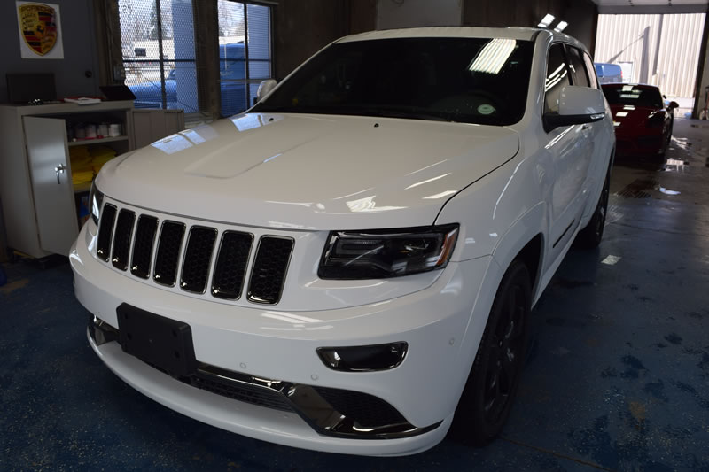 White Jeep Grand Cherokee 2016