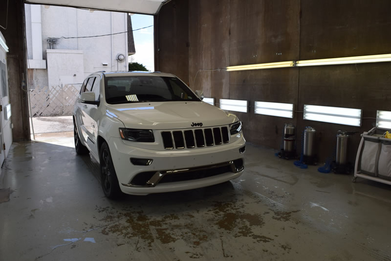 White Jeep Grand Cherokee 2016