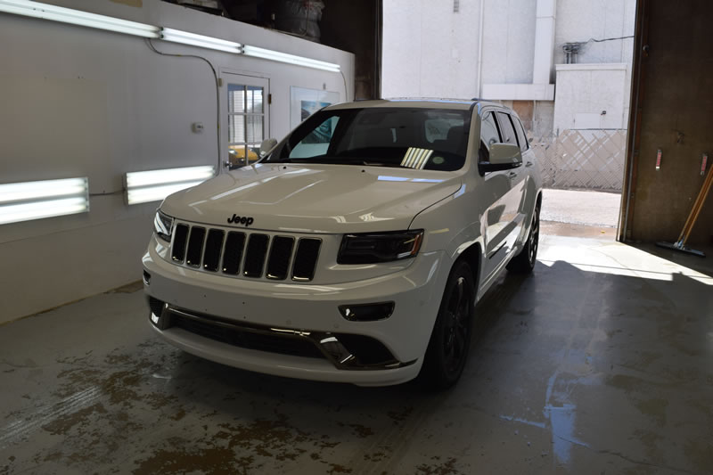 White Jeep Grand Cherokee 2016