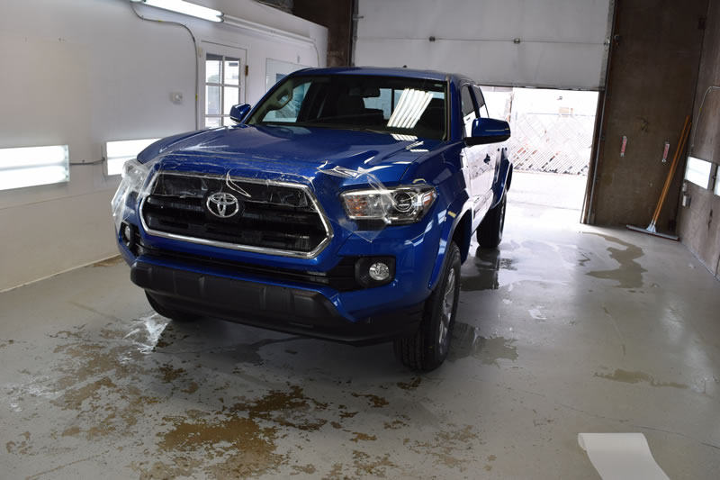 Toyota Tacoma 18 plat and bumper blue