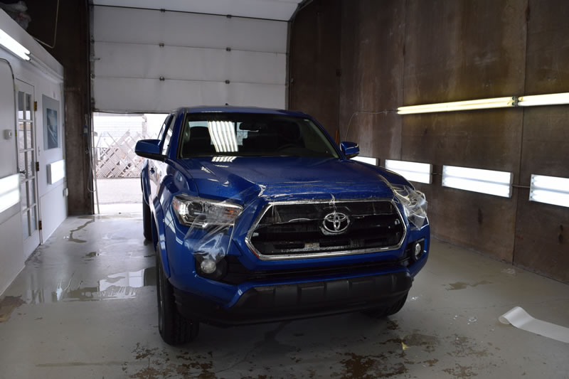 Toyota Tacoma 18 plat and bumper blue