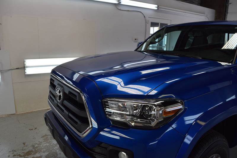 Toyota Tacoma 18 plat and bumper blue