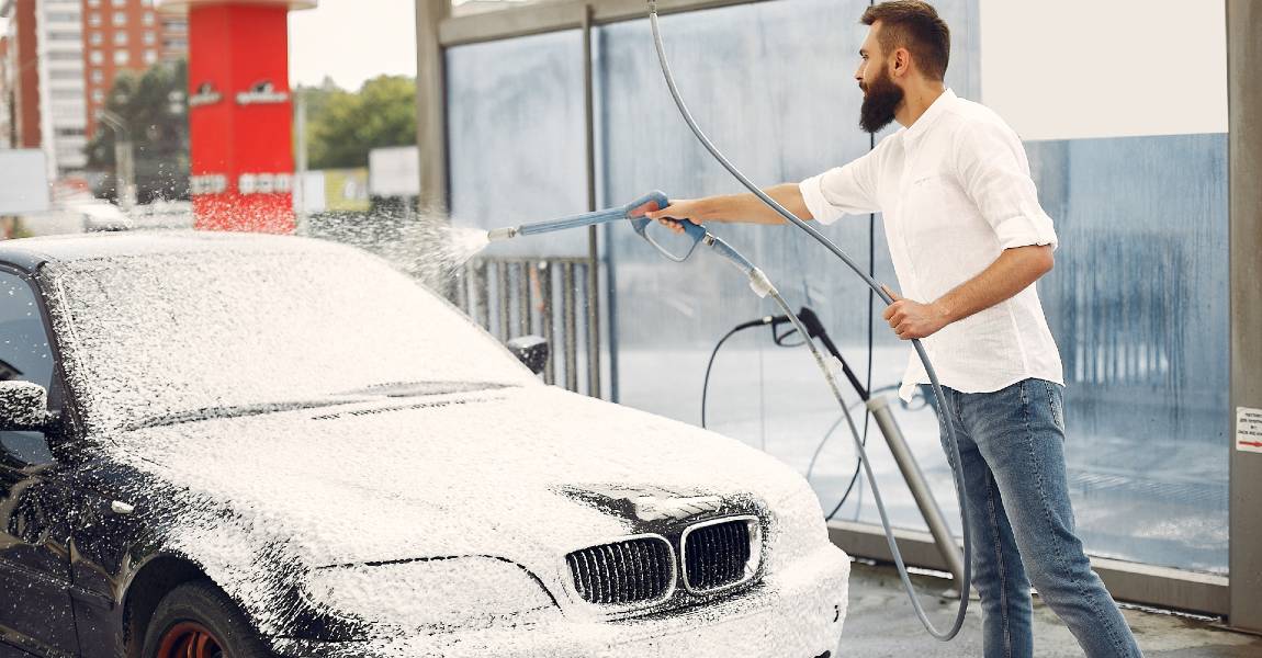 denver man washing his car